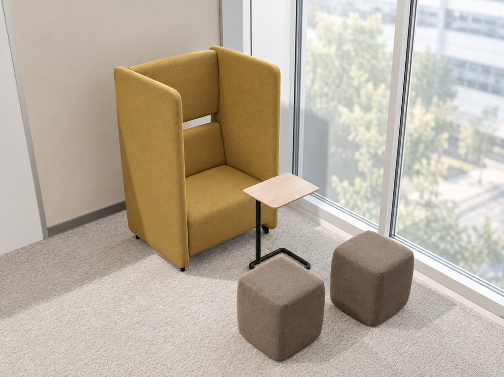 Odpočinkový kout s křeslem CLEAR SOUND, dvěma taburety COMFY a stolkem STANDBY