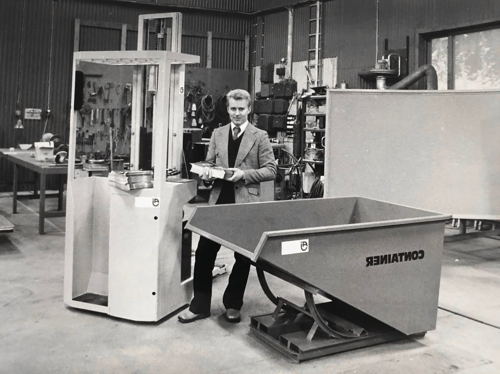 Det i dag bransjeledende selskapet startet i det små i en kjellerstue i 1975. Gründer Anders Johansson satset stort på kataloger og postordresalg og utvidet snart virksomheten til Norge.