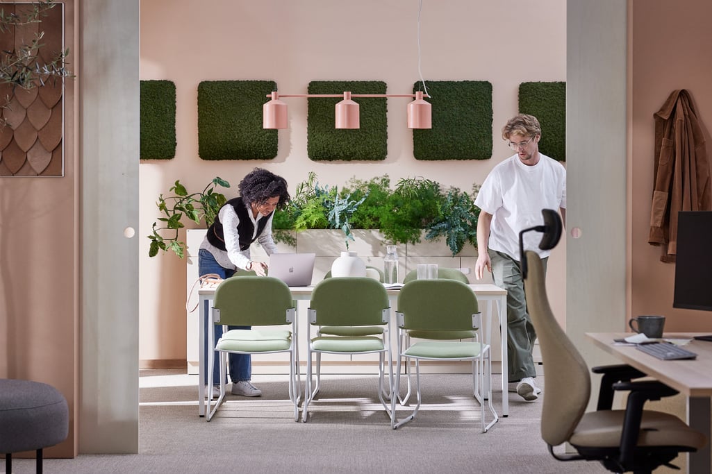 Grønne lydabsorbenter i et kontorlandskap