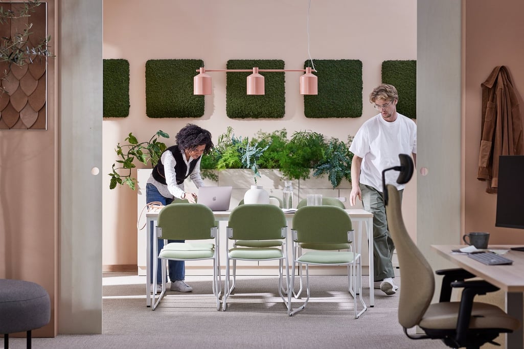 Grønne lydabsorbenter i et kontorlandskap