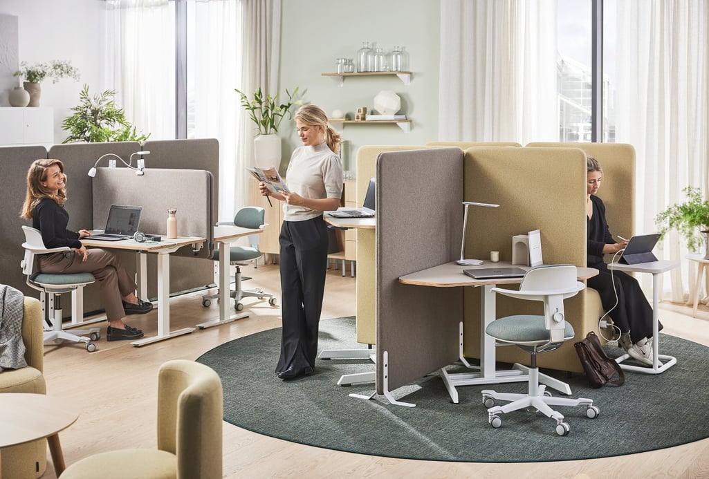 Kontorlandskap med lyddempende inventar