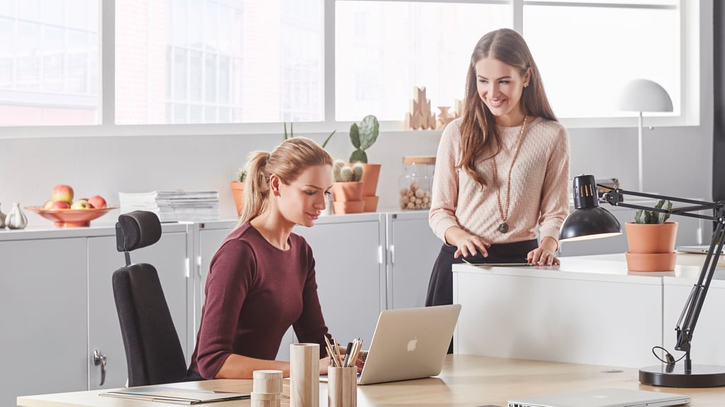 Zwei junge Frauen am Arbeitsplatz im Büro