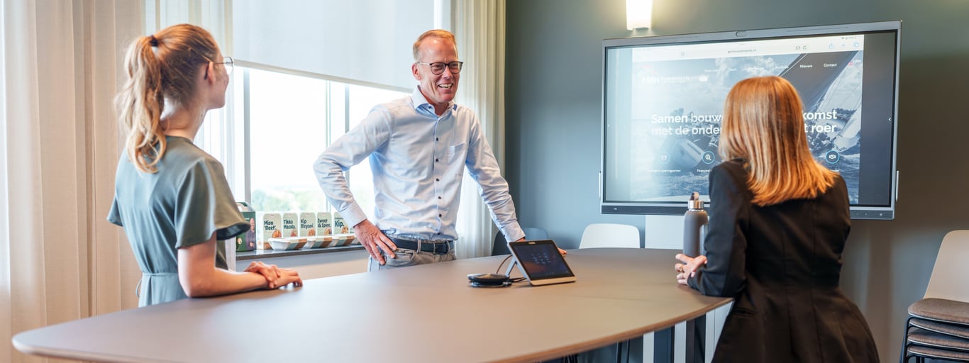 Vergaderruimte met zit-sta vergadertafel met drie personen