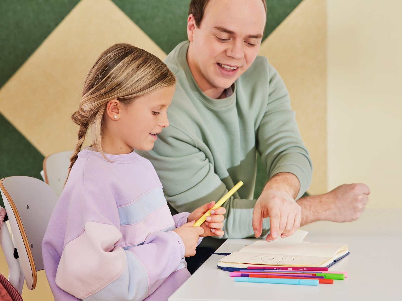 En ung jente/elev blir veiledet av en lærer