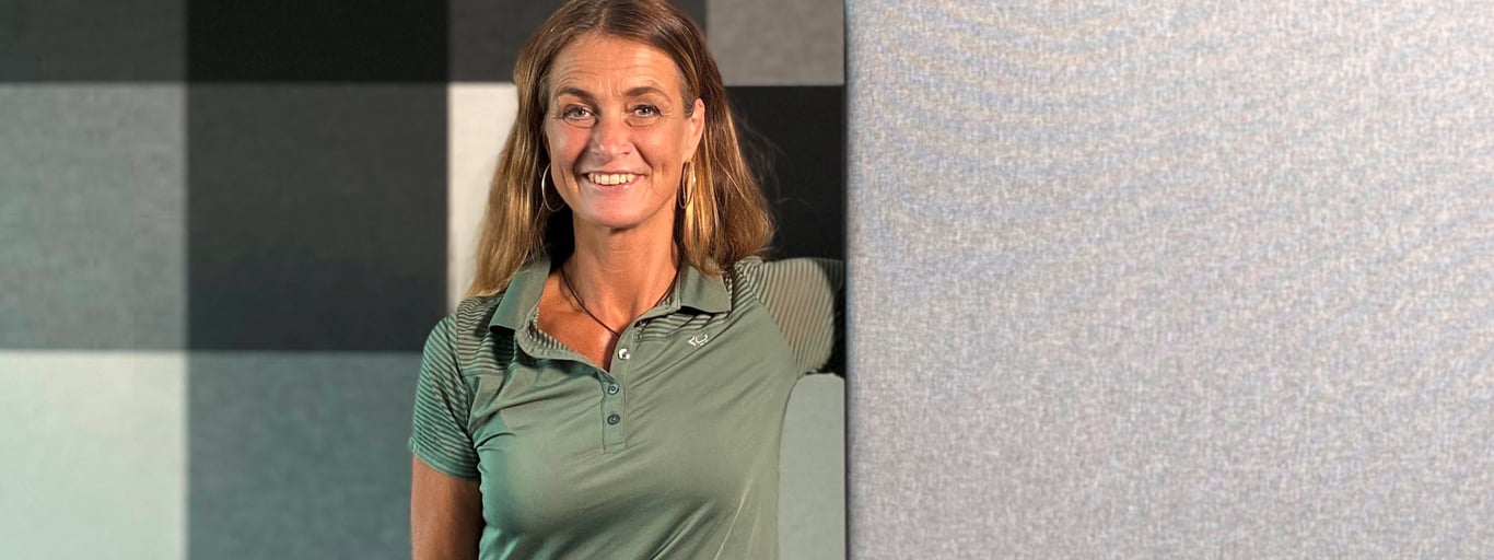 Kvinde der står ved akustikpanel