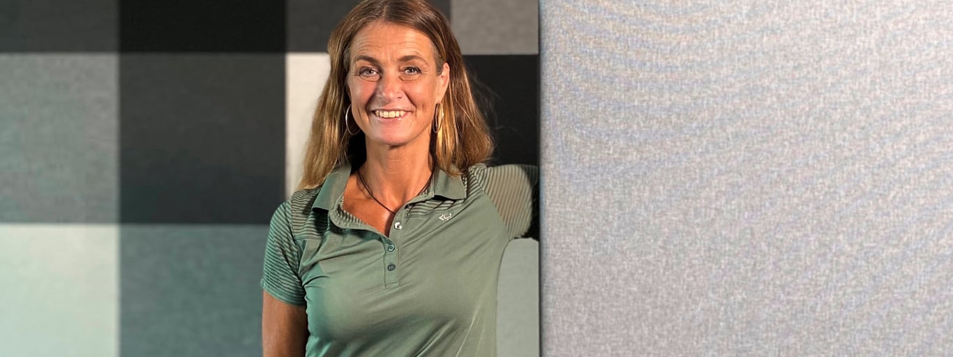 Kvinde der står ved akustikpanel