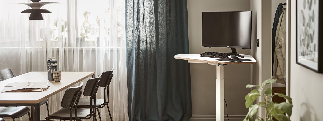 Ergonominiai biuro baldai namuose: kaip įrengti stilingą ir patogią darbo zoną?