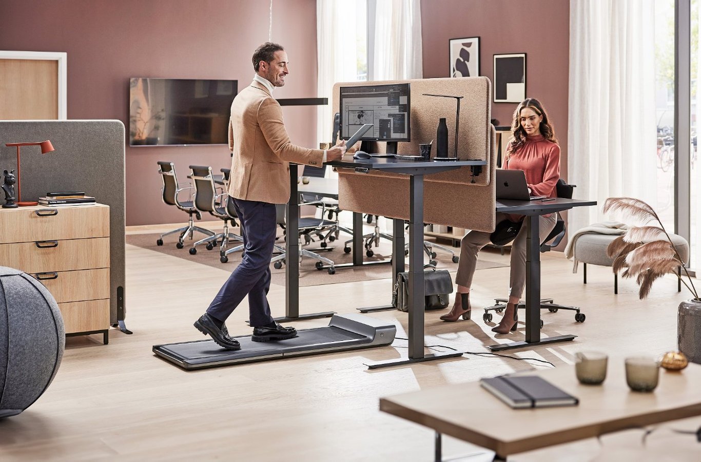 Medarbeider som går på en gåmølle