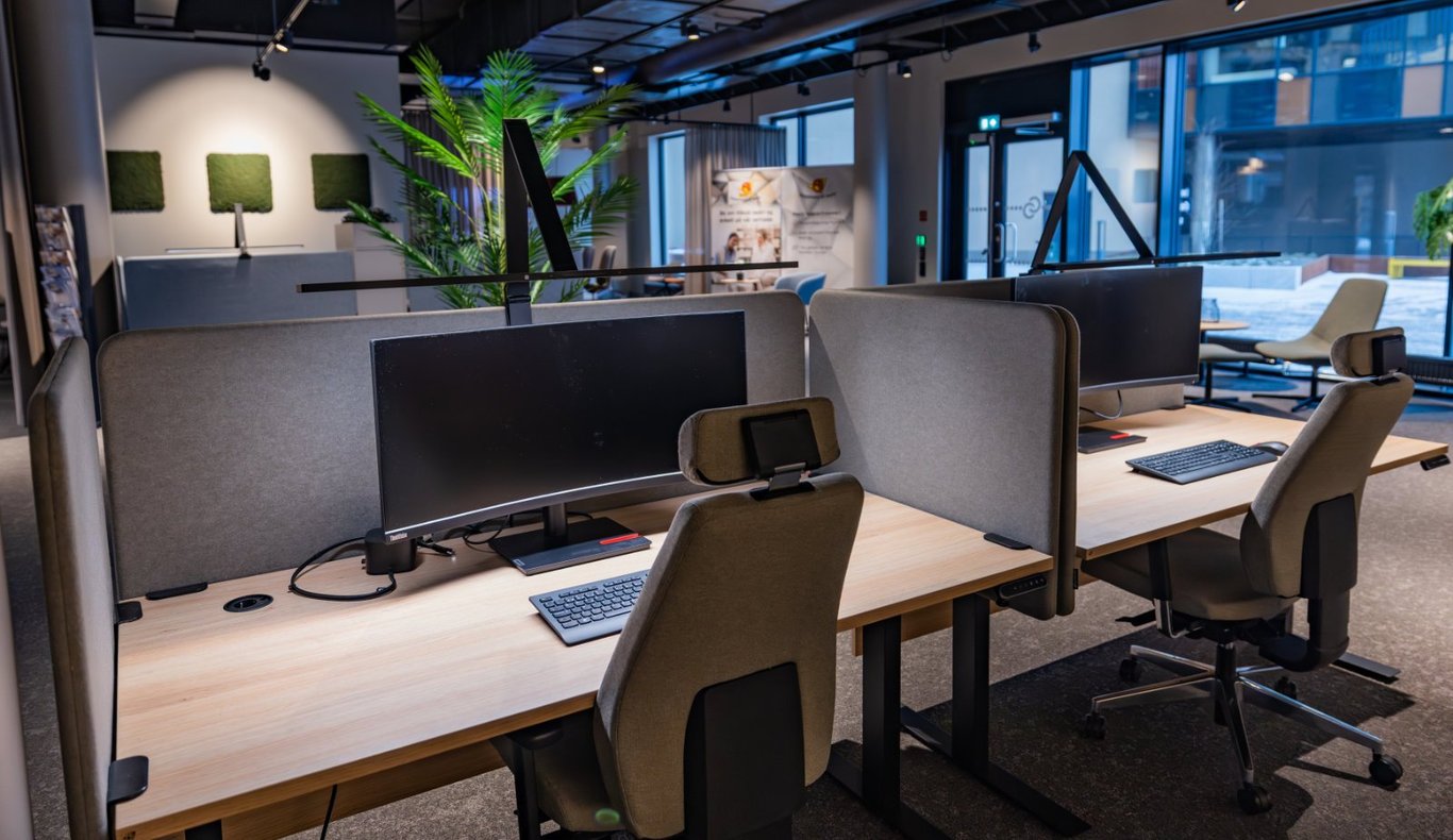 Kontorplasser med lyddempende bordskjermer