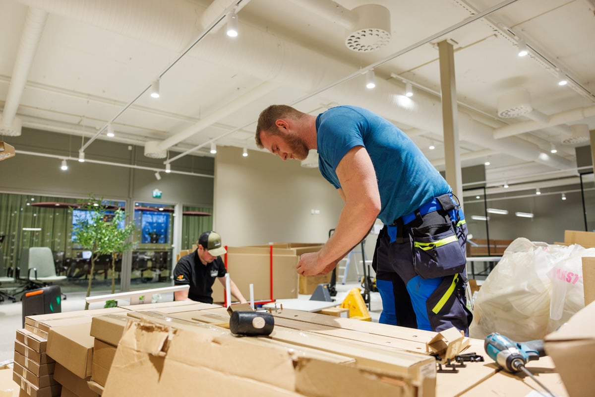 Montering av kontormøbler i et kontorlandskap