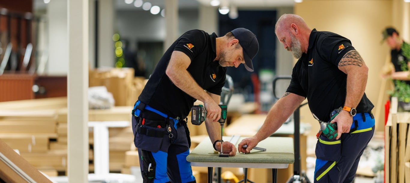 Montører av innredning til arbeidsplassen