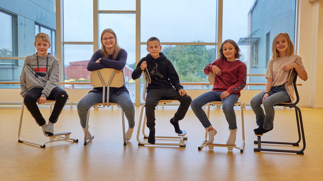 Schulkinder sitzen am Schulstuhl Yngve