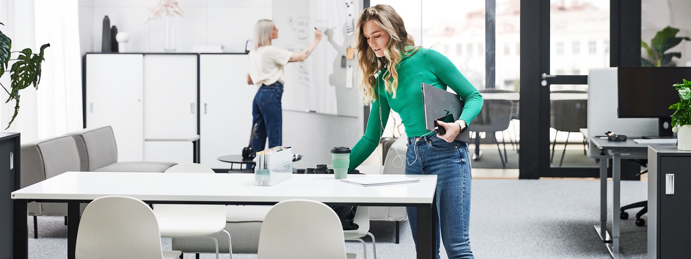 Zwei Kollegen bereiten sich für ein Meeting im Büro