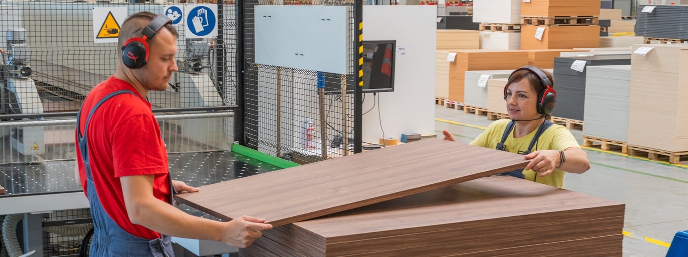 Zwei Mitarbeiter in einer Herstellungsfabrik arbeiten