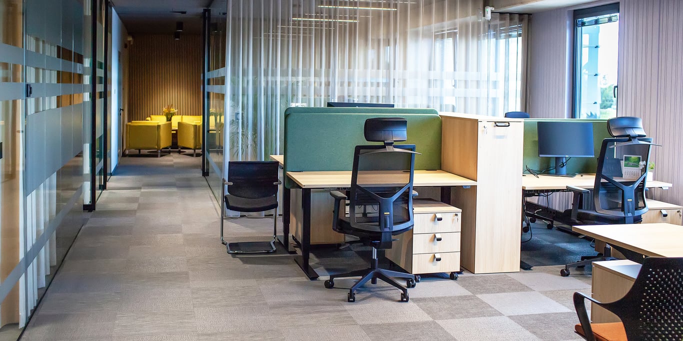 Moderns biroja interjers ar AJ Produkti mēblēm