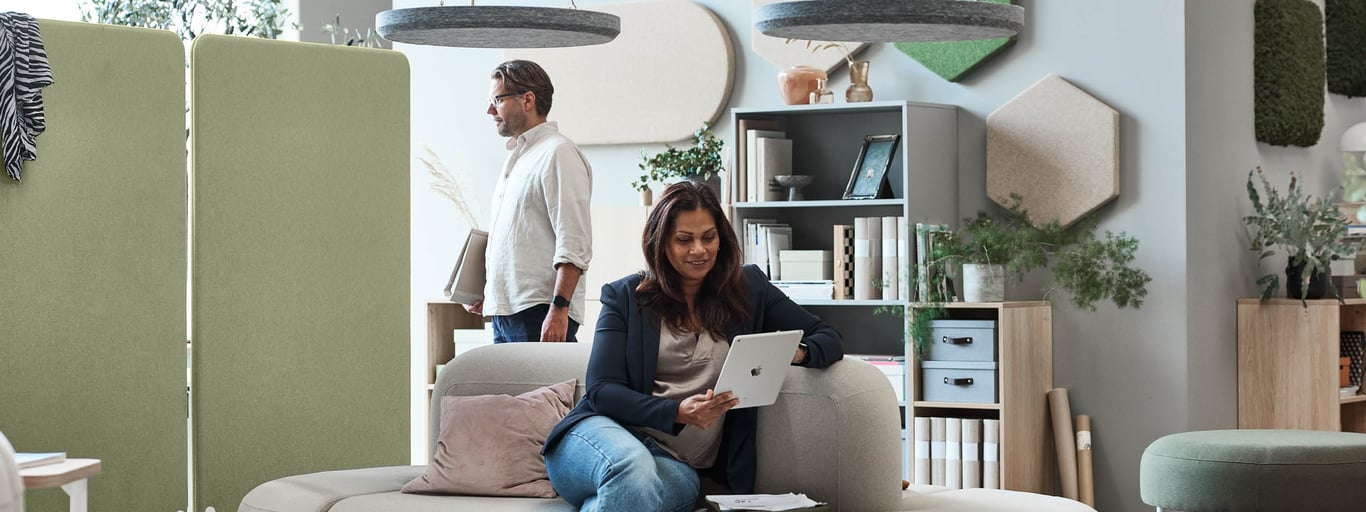 En person sitter i en soffa i en avslappnad inomhusmiljö. 