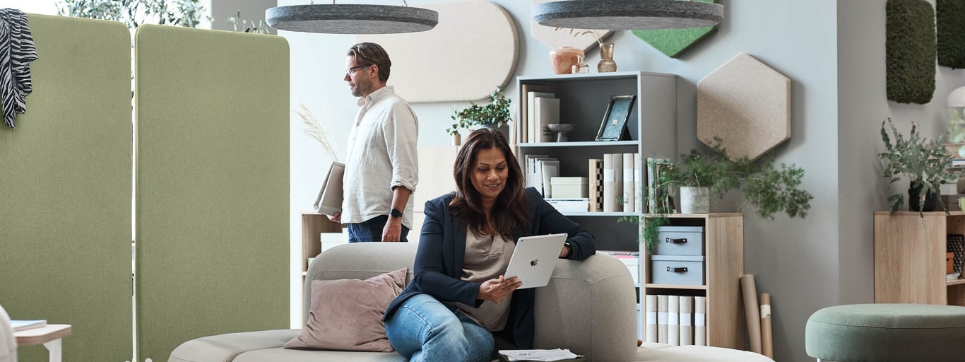 En person sitter i en soffa i en avslappnad inomhusmiljö.