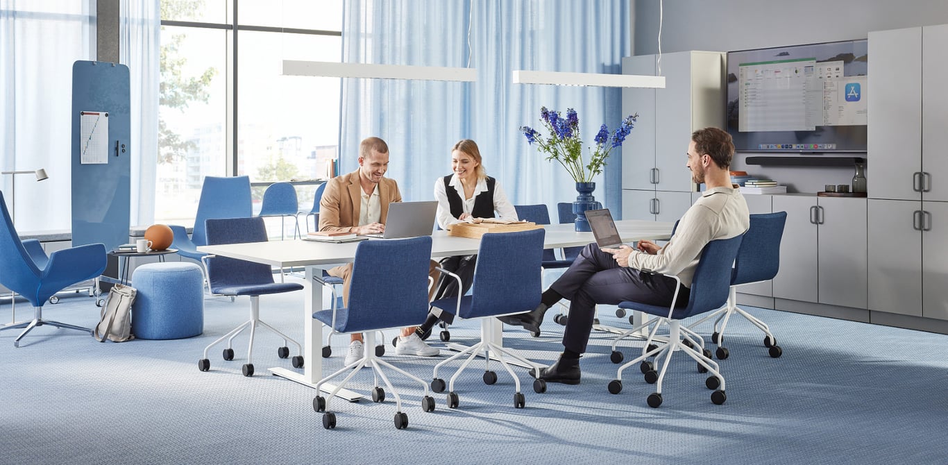 Møtebord med blå stoler