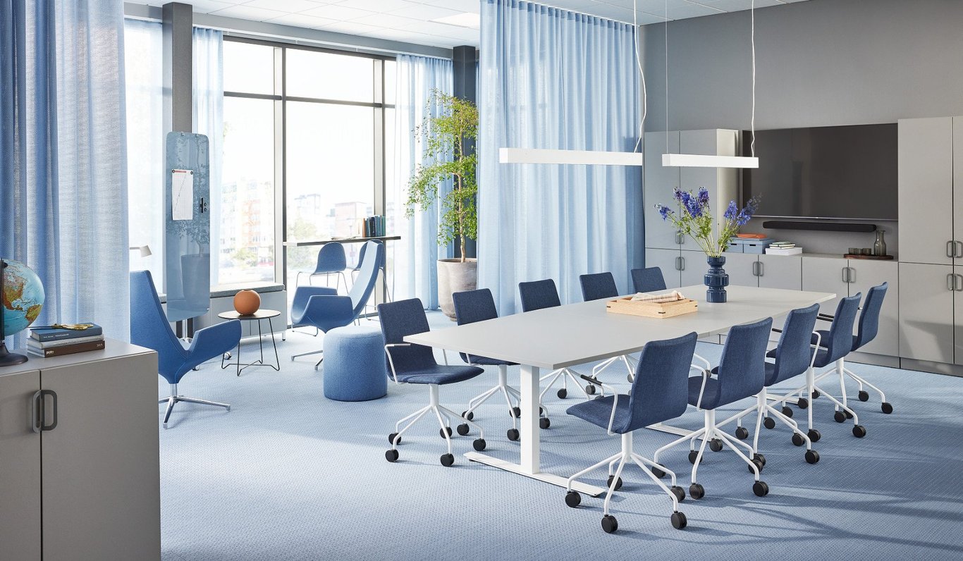 Stort møtebord med møteromsstoler