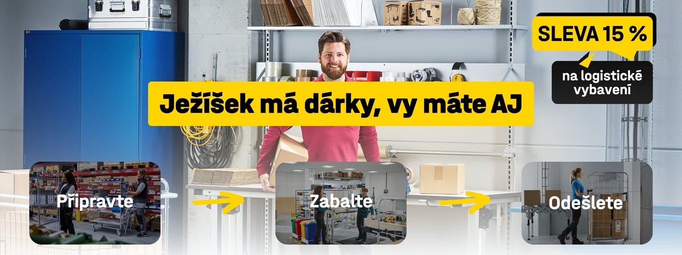 Muž ve skladu u balicího stolu