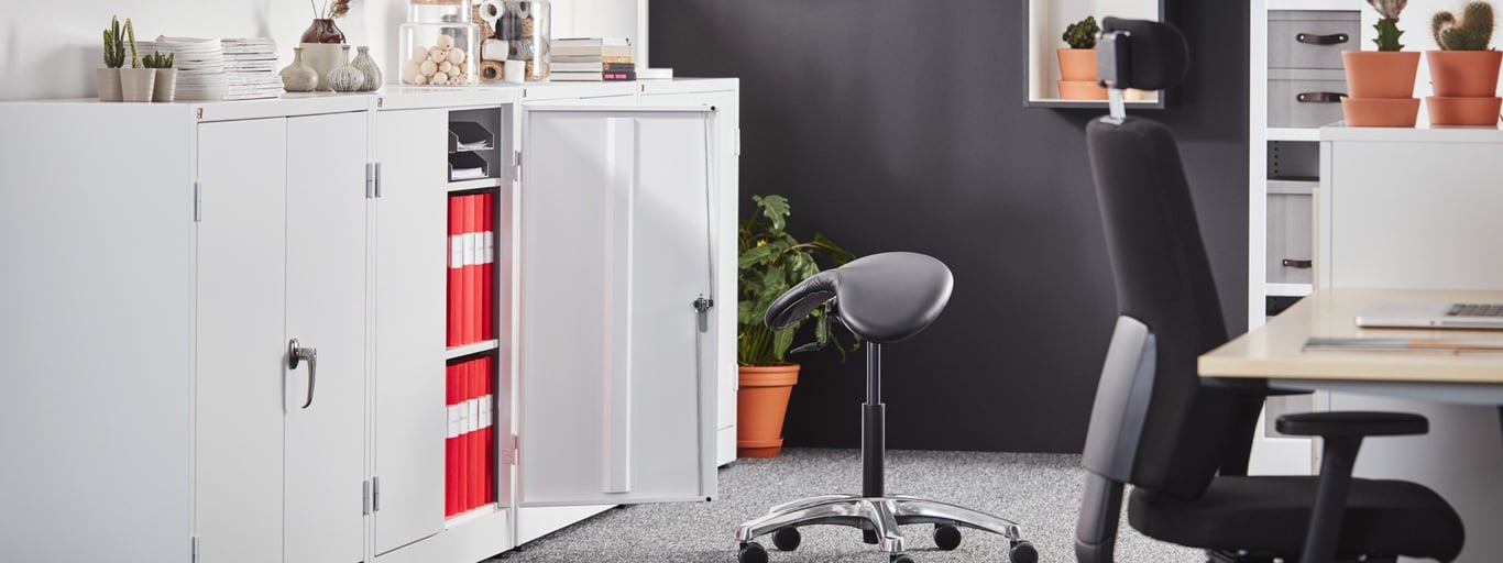 kovové kancelářské skříně