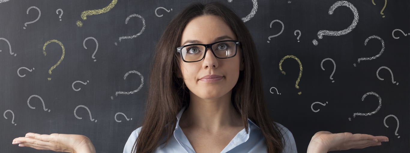 Eine Frau mit Brille und langem Haar