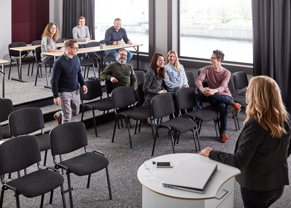 Konferansestoler og konferansebord i et konferansemiljø