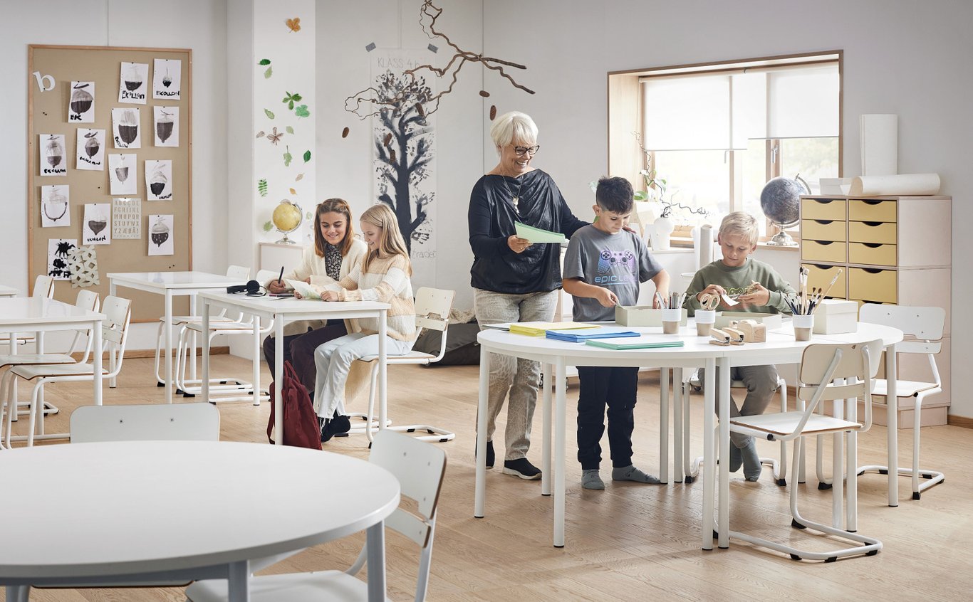 Skoleinnredning - bord og stoler