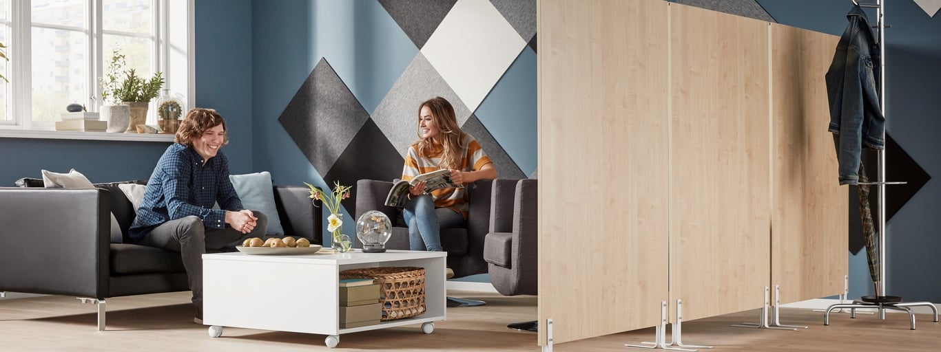 Zaposlenici sjede u odjeljku za odmor i pričaju, a okolina je okružena akustičnim panelima za smanjenje njihove buke