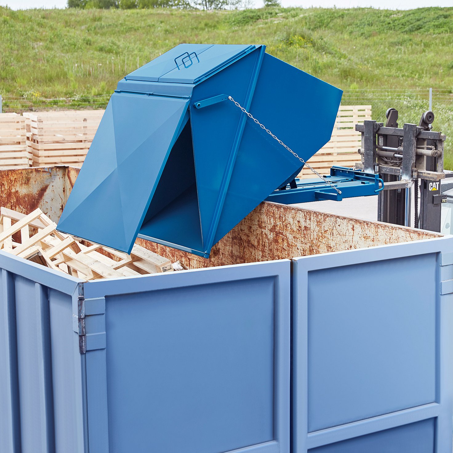 Pile Lock Tippcontainer PILE, med lock, 2000 liter, blå | AJ Produkter