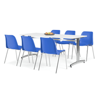 Witte kantinetafel met blauwe kunststoffen stoelen