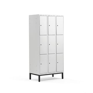 Schließfachschrank CLASSIC mit Beingestell, 3 Module/3 Türen, 1940 x 900 x 550 mm, grau