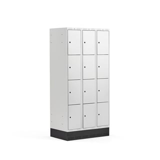 Locker 4-deurs CLASSIC, sokkel, 3 modules, 1890 x 900 x 550 mm, grijs