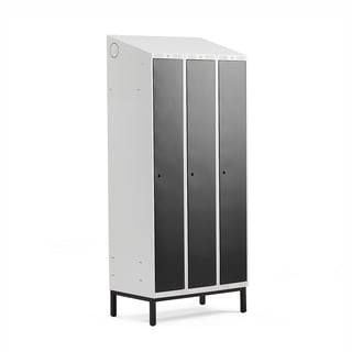 Omklædningsskab CLASSIC, skråt tag, benstel, 3 sektioner, 2100x900x550 mm, sort
