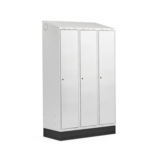 Omklædningsskab CLASSIC, skråt tag, sokkel, 3 sektioner, 2050x1200x550 mm, grå