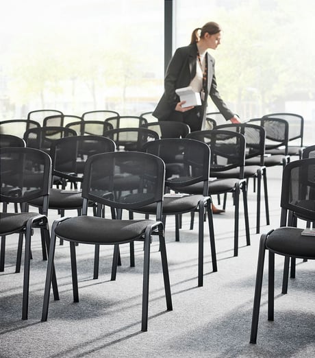 A big conference room filled in with the mesh back and black fabric NELSON 116716