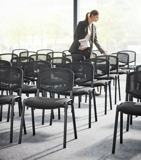 A big conference room filled in with the mesh back and black fabric NELSON 116716