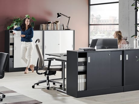 Zwei Kolleginnen reden im Büro miteinander