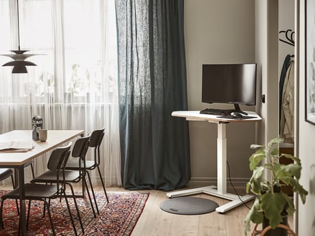 Ergonominiai biuro baldai namuose: kaip įrengti stilingą ir patogią darbo zoną?