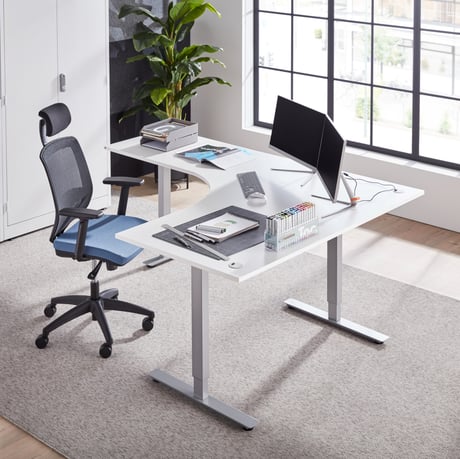 Kontorplads med kontorstol, skrivebord og skærm