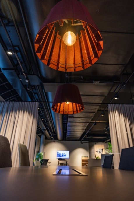 Lampe over et møtebord