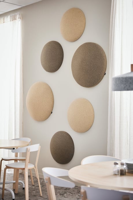 Runde lydabsorbenter på vegg
