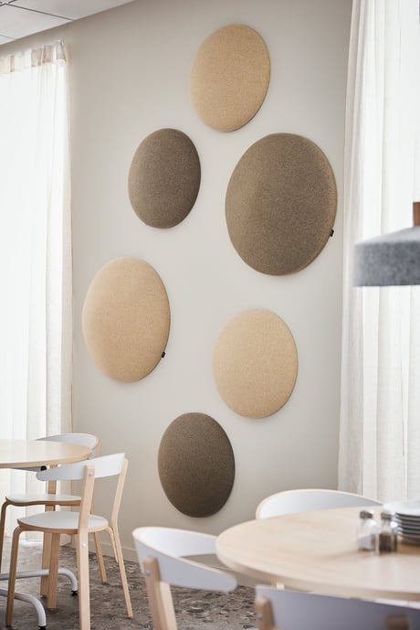 Runde lydabsorbenter på vegg