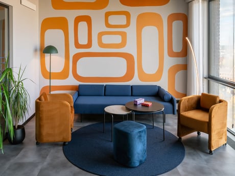 Birojs, kas aicina atgriezties klātienē – Nexpay