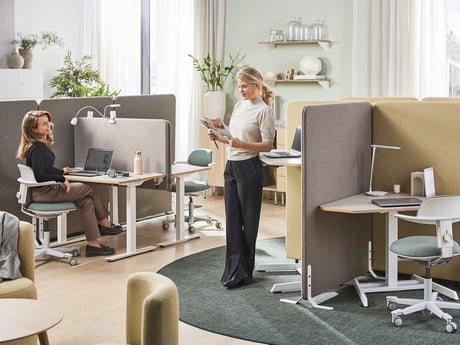 Adaptīva darba vide un biroja galdi: kas jāzina un jāņem vērā, iekārtojot darba telpas