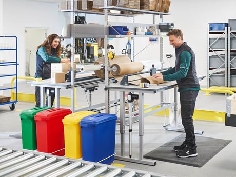 Dva lidé u balicích stolů