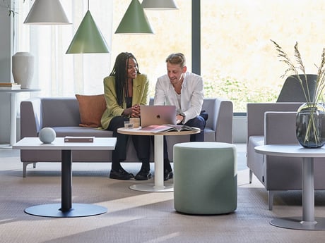 To kvinner sitter ved et rundt bord