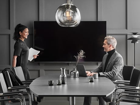 Du darbuotojai prie konferencinio stalo