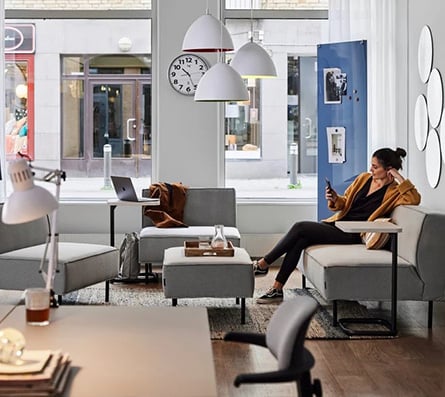 Sieviete sēž dīvānā