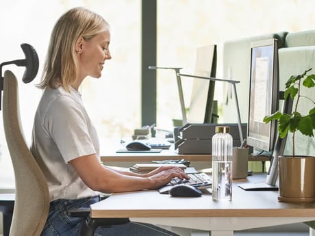 Žena u psacího stolu